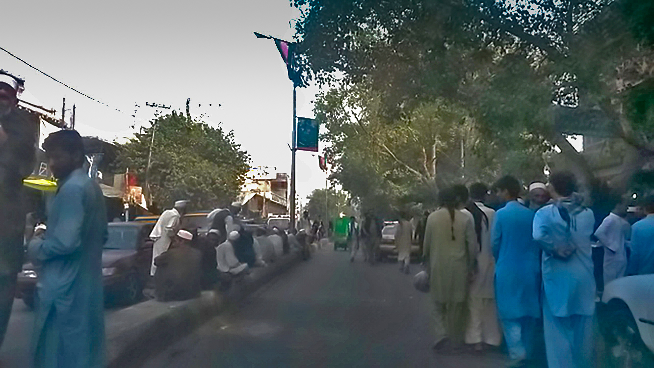 Daily wage labourers chatting with each other while waiting for jobs. As the number of returnees from Pakistan has increased, the chances of getting work has gone down. Some labourers told AAN that they had been waiting for weeks to get a single day’s work.