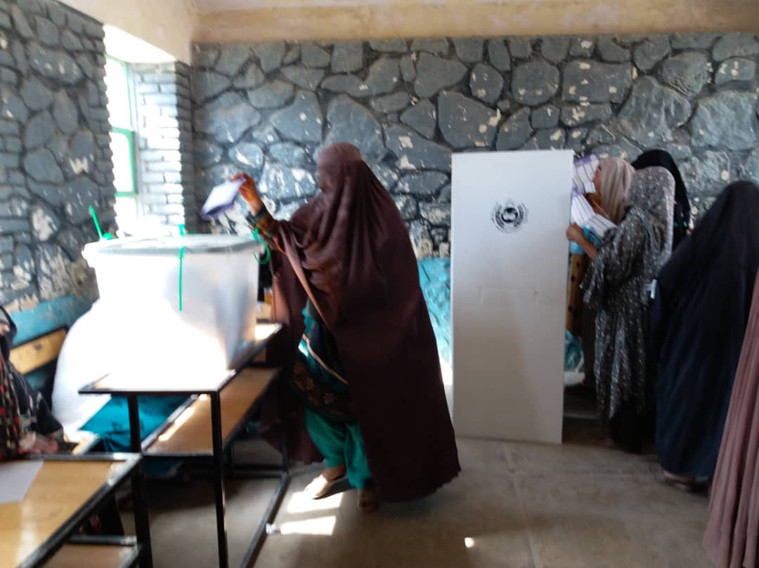 A women voter casting her vote in a polling centre in Kandahar City. Photo: Ali Mohammad Sabawoon, 2018.