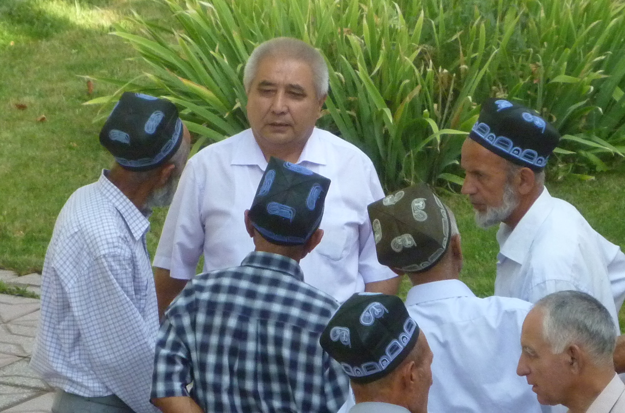 Tajik gentlemen discussing in Dushanbe. Photo: Thomas Ruttig