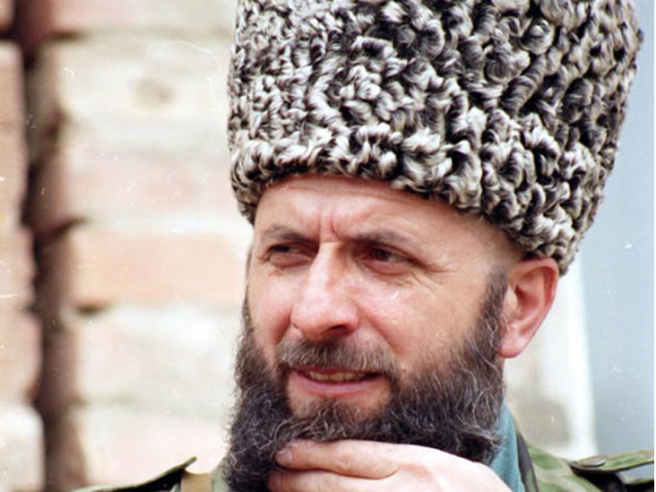 Tall-hatted Zelimkhan Yandarbiyev opened a ‘Chechen embassy’ in Kabul in 2000. Photo: Natalia Medvedeva (2000)
