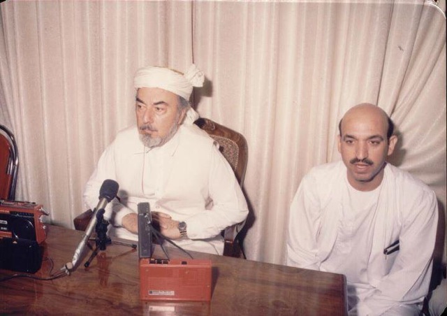 Hamed Karzai as translator for Pir Gailani, likely in 1992. Source: archive/unknown (please let us known when you have the copyright for this)