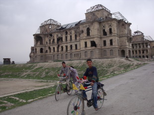 The parliament that never was: Kabul's ruined Dar-ul-Aman palace. Photo: Thomas Ruttig (2009).