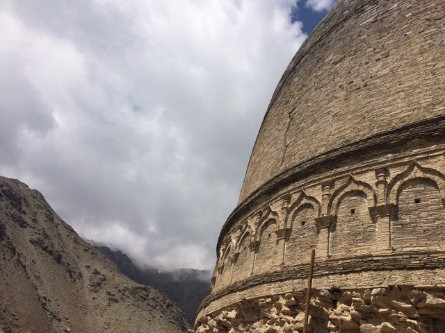 The Topdara stupa’s drum is ornamented with double ‘S’-shaped curves, which give it a decorative band of 56 identical niches framed by rounded arches. Photo: Jelena Bjelica, 2019.